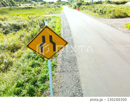 秋の北海道で道路標識のある風景を撮影 130288300