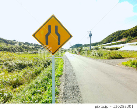 秋の北海道で道路標識のある風景を撮影 130288301