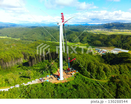 秋の北海道江差町で風力発電風車の敷設工事の風景を空撮 130288544
