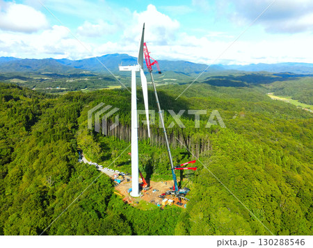 秋の北海道江差町で風力発電風車の敷設工事の風景を空撮 秋の北海道江差町で風力発電風車の敷設工事の風景を空撮 130288546