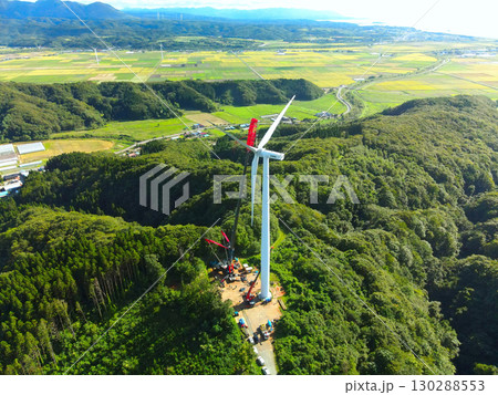 秋の北海道江差町で風力発電風車の敷設工事の風景を空撮 130288553