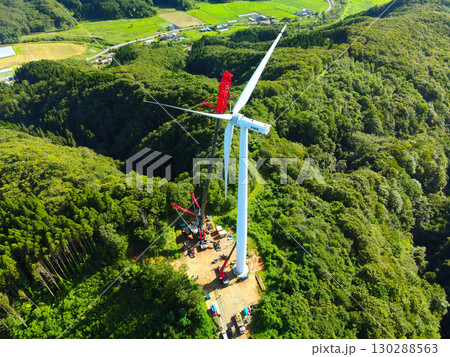 秋の北海道江差町で風力発電風車の敷設工事の風景を空撮 130288563
