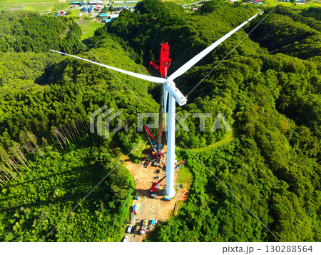 秋の北海道江差町で風力発電風車の敷設工事の風景を空撮 130288564