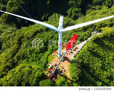 秋の北海道江差町で風力発電風車の敷設工事の風景を空撮 秋の北海道江差町で風力発電風車の敷設工事の風景を空撮 130288569