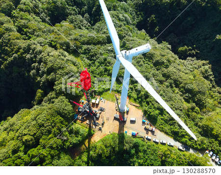 秋の北海道江差町で風力発電風車の敷設工事の風景を空撮 130288570