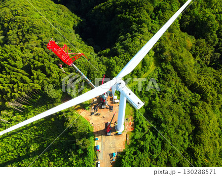 秋の北海道江差町で風力発電風車の敷設工事の風景を空撮 130288571