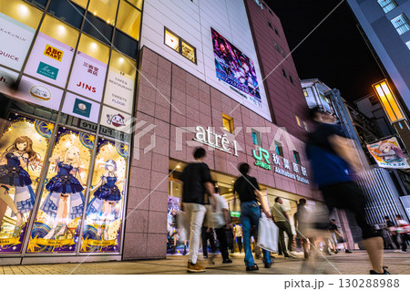 日本の東京都市景観夜遅くでも若者や外国人観光客らで賑わう秋葉原＝20時39分 130288988