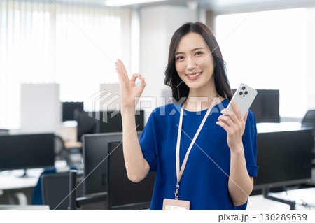 オフィスカジュアルの若い女性エンジニア 130289639