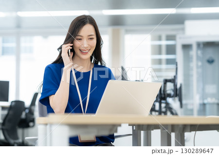 オフィスカジュアルの若い女性エンジニア オフィスカジュアルの若い女性エンジニア 130289647