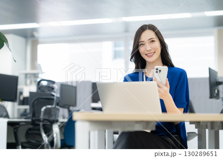 オフィスカジュアルの若い女性エンジニア 130289651