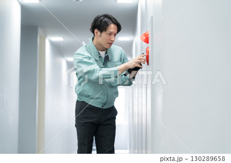 オフィスのメンテナンスをする若い男性エンジニア 130289658