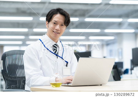 研究所で実験をする白衣の若い男性研究者 130289672