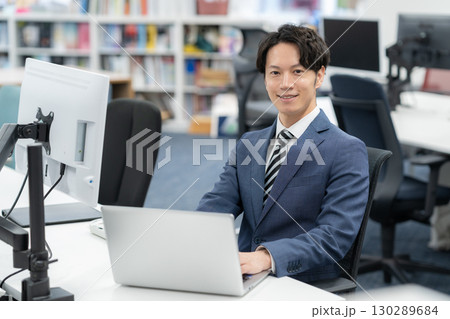 オフィスで仕事をする若いビジネスマン オフィスで仕事をする若いビジネスマン 130289684