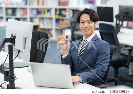 オフィスで仕事をする若いビジネスマン オフィスで仕事をする若いビジネスマン 130289686