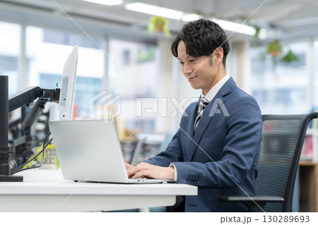 オフィスで仕事をする若いビジネスマン 130289693