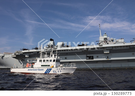 プリンス・オブ・ウエールズをガードする海上保安船 プリンス・オブ・ウエールズをガードする海上保安船 130289773
