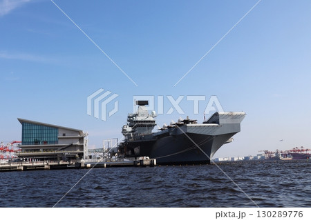 東京湾のイギリス空母プリンス・オブ・ウエールズ全景 130289776