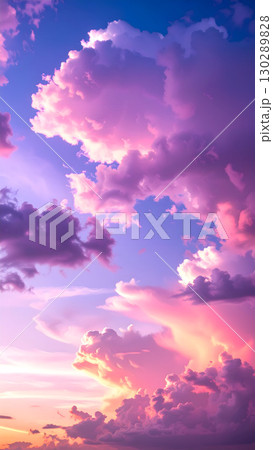 雲の隙間から見える夕焼け空 雲の隙間から見える夕焼け空 130289828