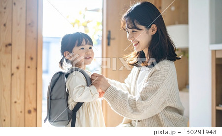 秋の装いで子供を送り出す30代母親の温かな日常シーン 130291948