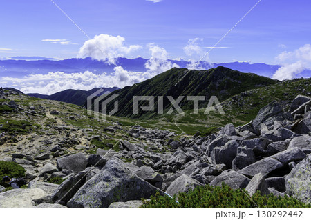 木曽駒ヶ岳稜線に広がる岩場と爽やかな登山風景 木曽駒ヶ岳稜線に広がる岩場と爽やかな登山風景 130292442