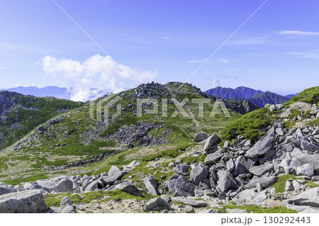 木曽駒ヶ岳稜線に広がる岩場と爽やかな登山風景 木曽駒ヶ岳稜線に広がる岩場と爽やかな登山風景 130292443