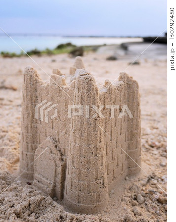 宮古島の浜を飾る砂の城　（沖縄県宮古島市） 130292480