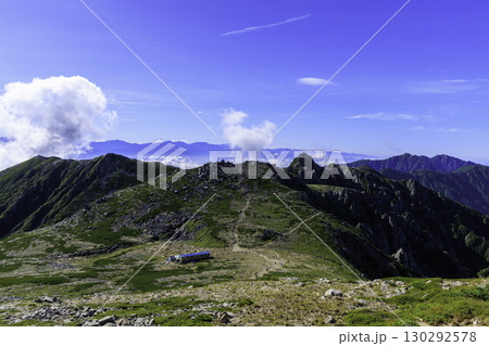 木曽駒ヶ岳登山道から見下ろす山荘と中岳、宝剣岳の絶景 木曽駒ヶ岳登山道から見下ろす山荘と中岳、宝剣岳の絶景 130292578