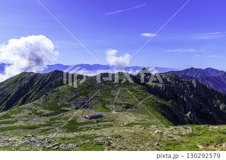 木曽駒ヶ岳登山道から見下ろす山荘と中岳、宝剣岳の絶景 130292579