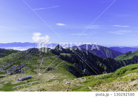 木曽駒ヶ岳登山道から見下ろす山荘と中岳、宝剣岳の絶景 130292580