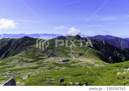木曽駒ヶ岳登山道から見下ろす山荘と中岳、宝剣岳の絶景 130292581