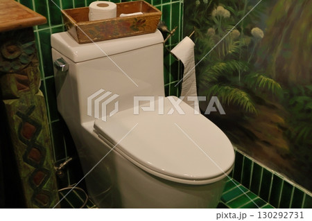 トイレの便器のある風景 トイレの便器のある風景 130292731