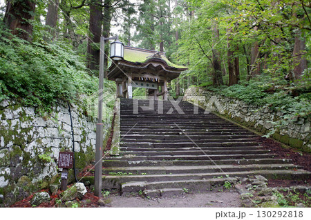 鳥取県　大神山神社奥宮　後ろ向き門 130292818