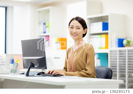 オフィス　ビジネスウーマン 130293173