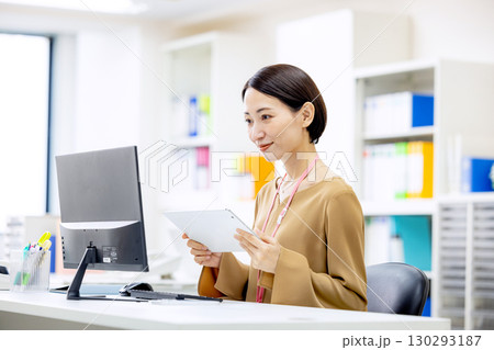 タブレットを操作するビジネスウーマン タブレットを操作するビジネスウーマン 130293187