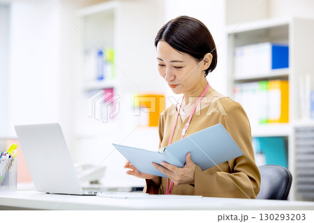 書類を持つビジネスウーマン 書類を持つビジネスウーマン 130293203