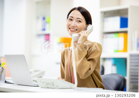 オフィスで電話をする女性 オフィスで電話をする女性 130293206