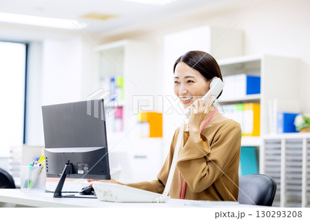 オフィスで電話をする女性 130293208