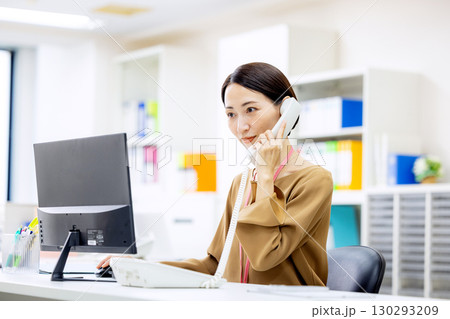 オフィスで電話をする女性 オフィスで電話をする女性 130293209