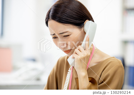 電話をするビジネスウーマン 130293214