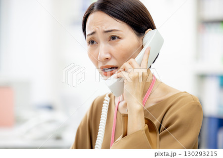 電話をするビジネスウーマン 130293215