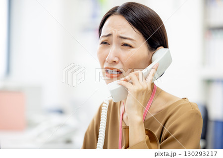 電話をするビジネスウーマン 130293217