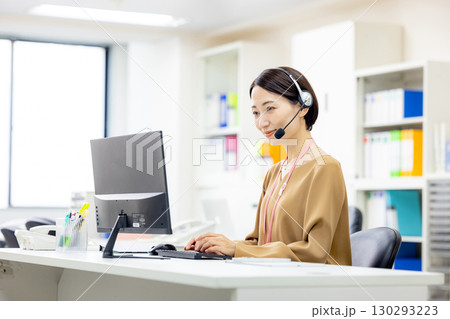 女性オペレーター　コールセンター 130293223