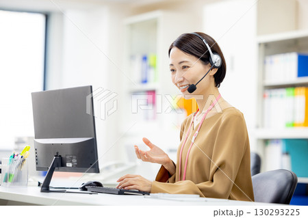 女性オペレーター　コールセンター 130293225