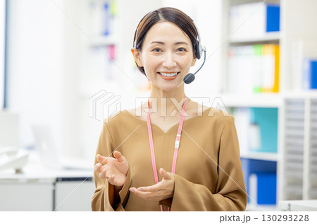 コールセンターで働く女性 130293228