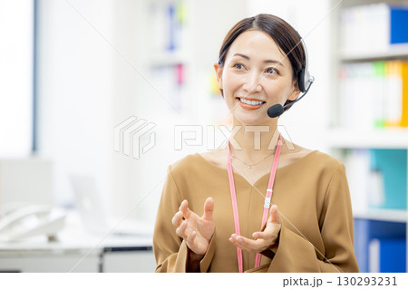 コールセンターで働く女性 コールセンターで働く女性 130293231