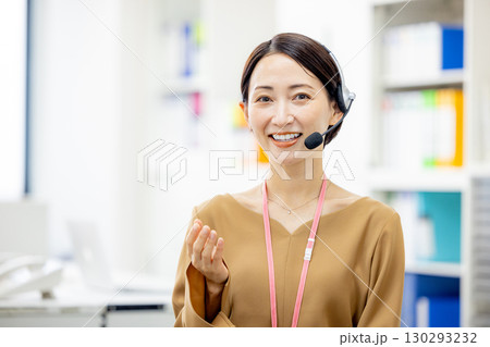 コールセンターで働く女性 コールセンターで働く女性 130293232