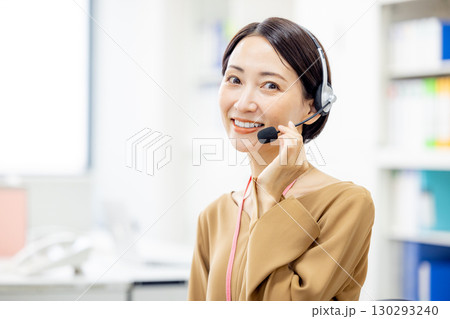 電話対応するビジネスウーマン 130293240