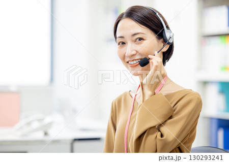電話対応するビジネスウーマン 電話対応するビジネスウーマン 130293241