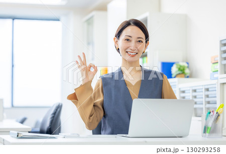 オフィスのビジネスウーマン 130293258