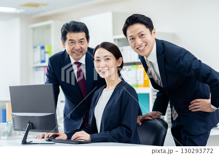 オフィスで働くミドルのビジネスマン 130293772